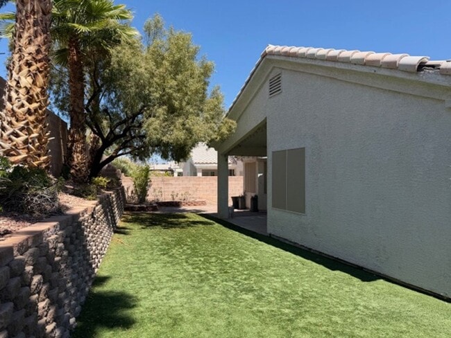 Building Photo - GORGEOUS 4 BEDROOM SINGLE STORY HOME