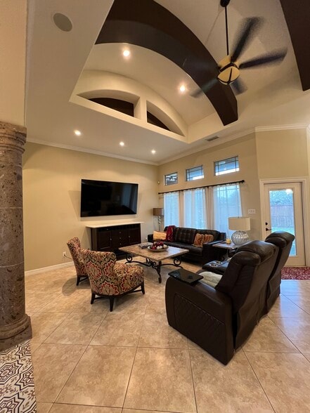 Building Photo - 2100 Rice Ave