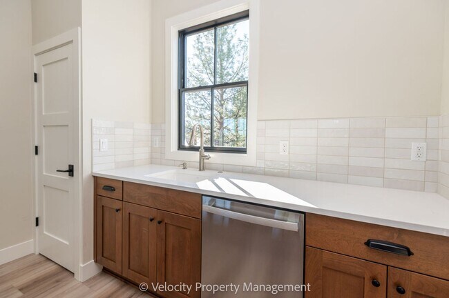Building Photo - Brand New 1 Bedroom in Discovery West Neighborhood!
