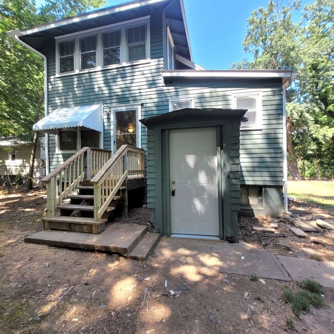 Building Photo - Large Updated House with Garage!