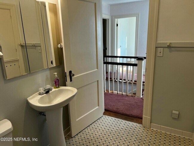 Building Photo - 1924 Arcadia Pl