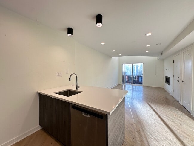 Building Photo - 949 W Grace St