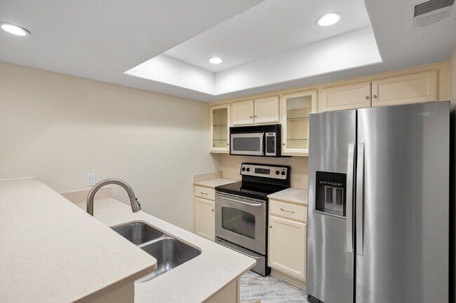 Building Photo - Camelback Corridor Condo now available!