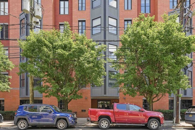 Building Photo - 725 Jefferson St