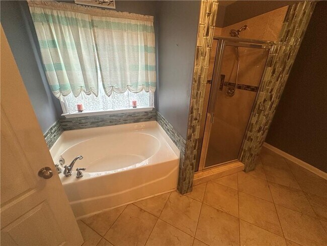 Building Photo - 61 Longwood Ct