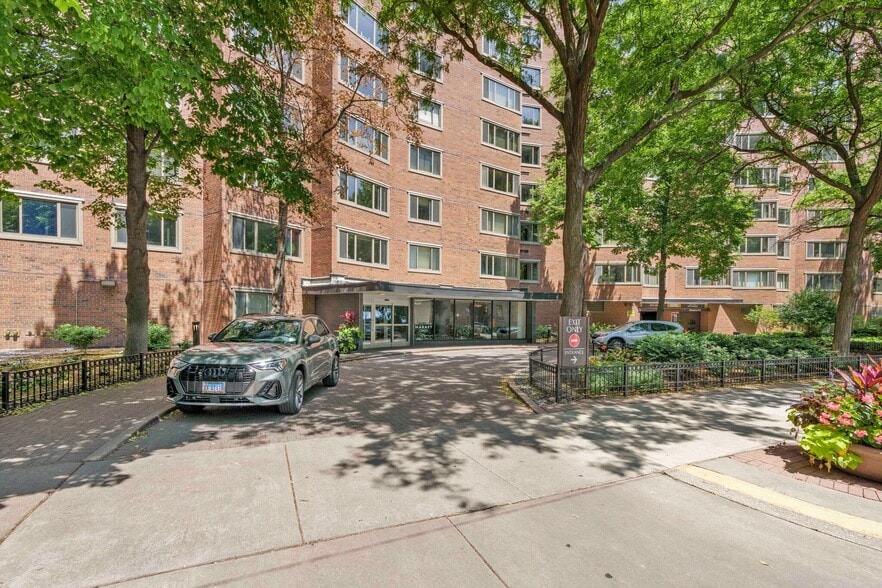 Building Photo - 1340 N Lake Shore Dr