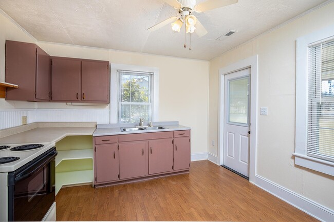 Building Photo - Adorable East Asheville House