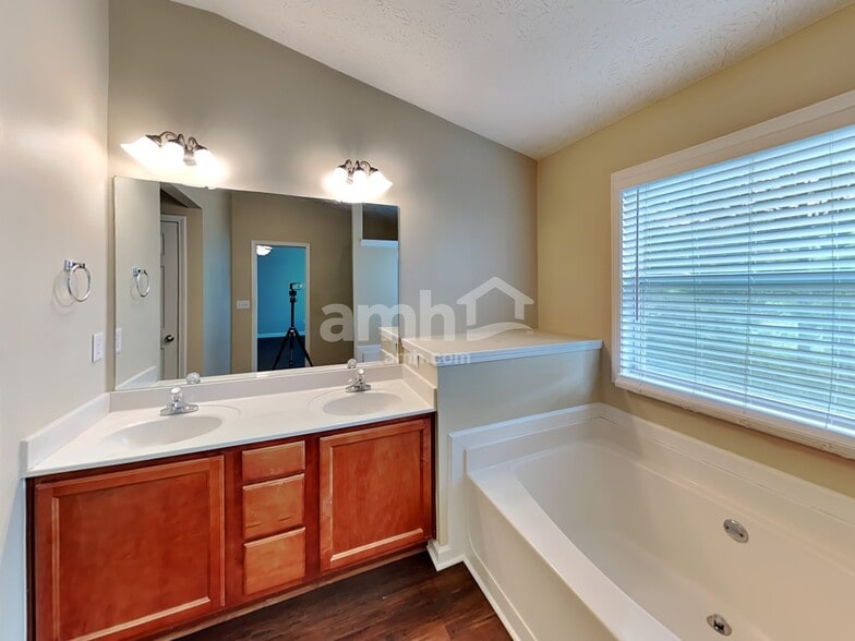 Building Photo - 616 Laurel Bnd