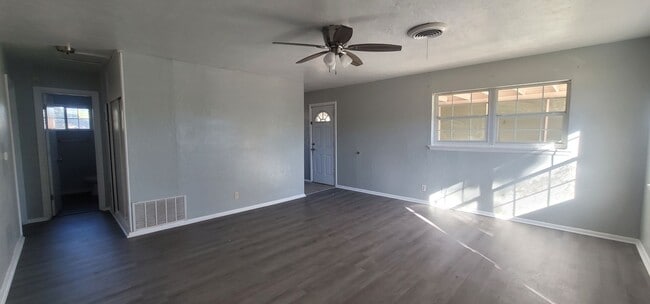 Building Photo - Large 2 Bedroom!