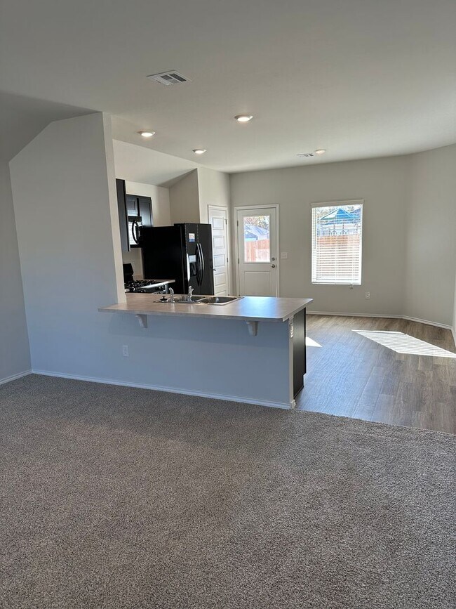 Building Photo - Pre-Leasing Now! Comfortable 3-Bedroom, 2-Bath Home in Shadow Valley