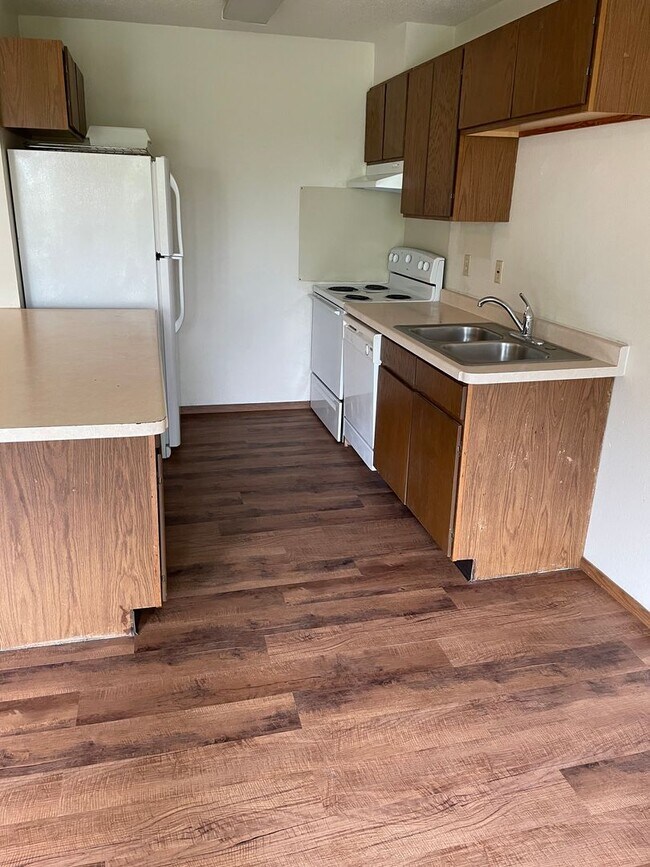 Building Photo - Four Bedroom Apartment