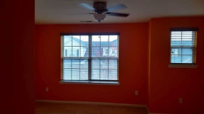 Building Photo - 3 BED / 2.5 BATH CONDO