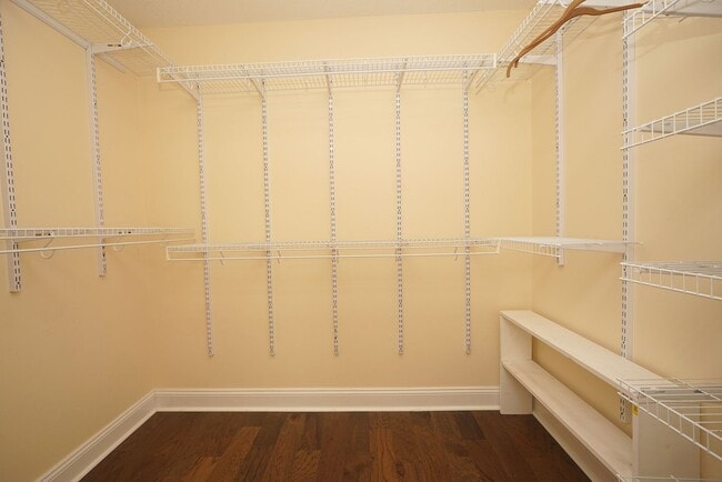 Building Photo - Shalimar Location