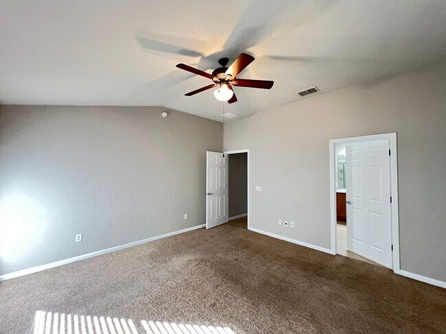 Building Photo - You’ve Found IT! Your Next Home! 4 Bedroom, 2 Bathroom in Ocala — $500 Off a Month’s Rent!!!