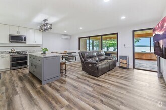 Building Photo - Rare green lake lake home for long term re...