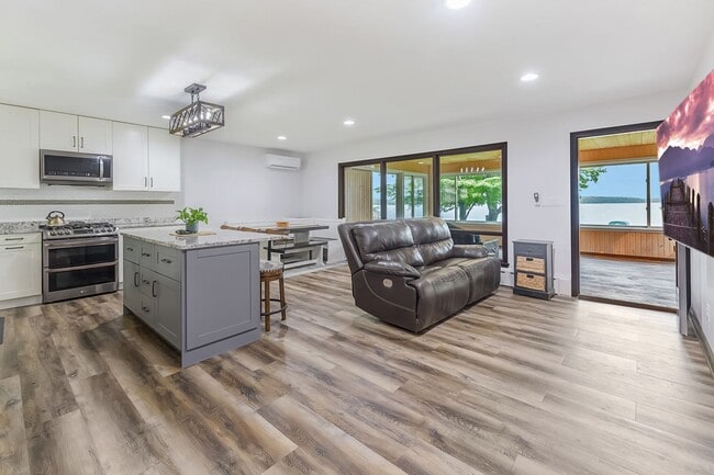 Primary Photo - Rare green lake lake home for long term re...