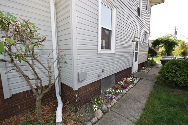 Building Photo - 3 bedroom 1.5 bath home next to IUSB.