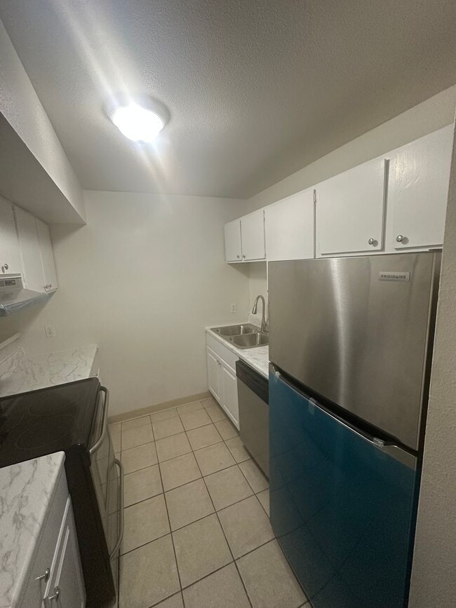 Building Photo - 2 Bedroom !!!