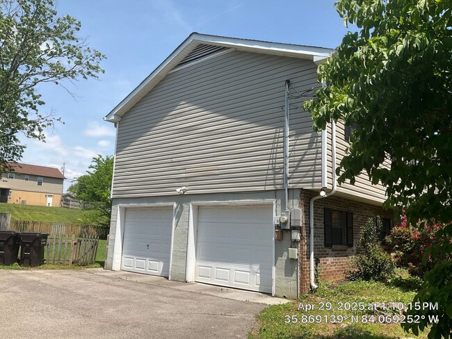 Building Photo - 3 Bedroom / 2.5 Bath House Available Now