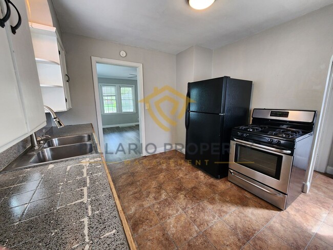 Building Photo - AVAILABLE NOW! Updated, Anderson 2 Bedroom...