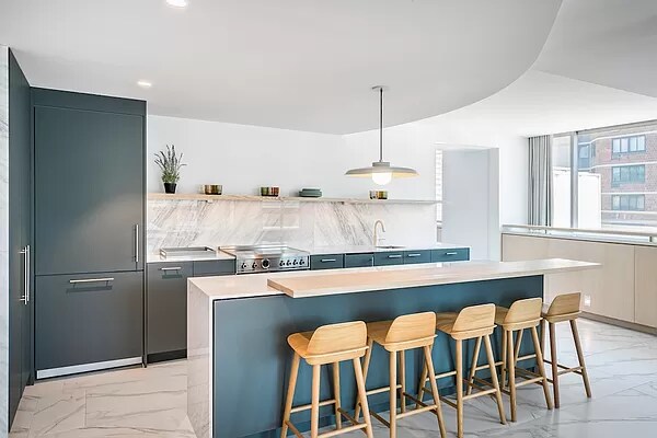 Building Photo - 320 W 71st St