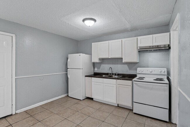 Building Photo - 1820 E Texas St