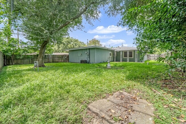 Building Photo - 3702 Malone Dr