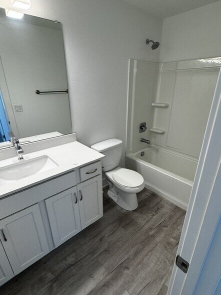 Building Photo - 619 NE Oak Ridge Dr