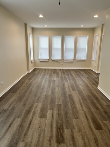 Building Photo - 7045 S Oakley Ave