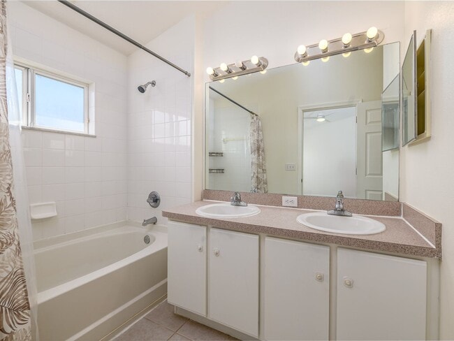 Building Photo - Riverview Townhome