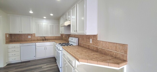 Building Photo - Townhome - 3 bedrooms + 2.5 bathrooms.  AV...