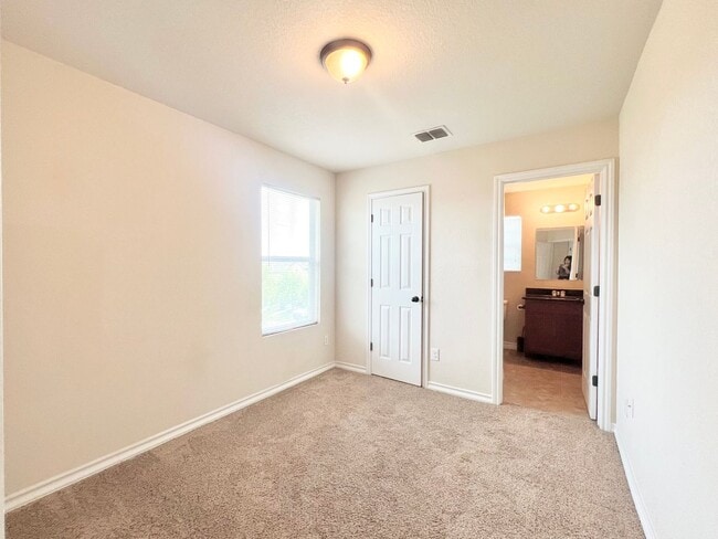 Building Photo - Lovely townhome | 3 bed/2.5 bath | End unit | near UT Medical Center/Lackland AFB/USAA!
