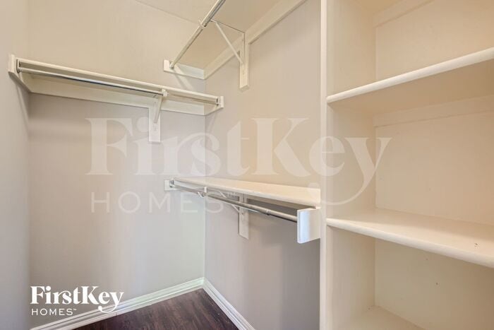 Building Photo - 1818 Willowbrook Dr