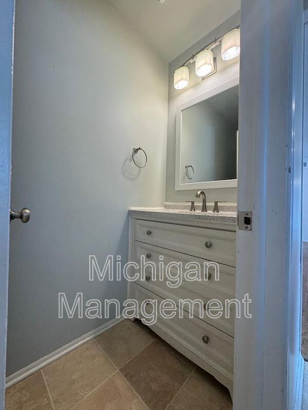 Building Photo - 3324 Bluett Rd