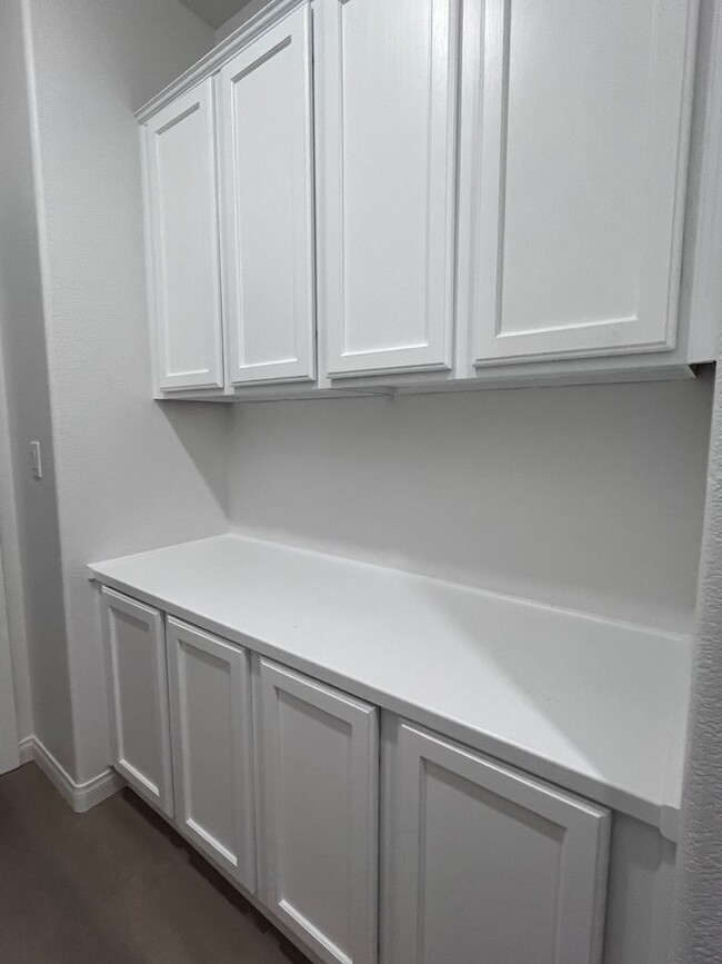 Building Photo - Stunning 4-Bed 3 Car Garage Gated Single S...