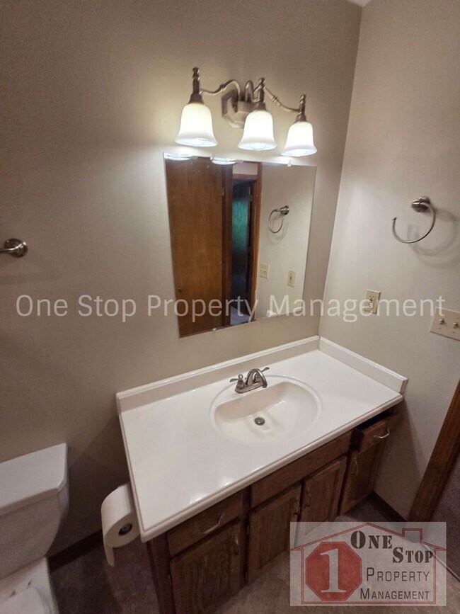 Building Photo - Spacious 3 bedroom, 2 bathroom duplex in Kansas City North!