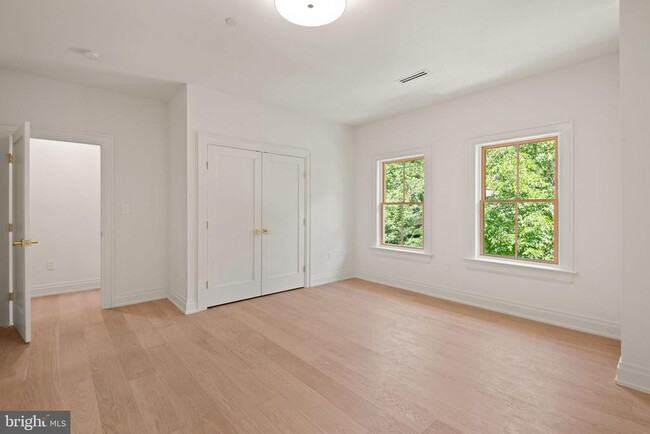 Building Photo - 5022 Cathedral Ave NW