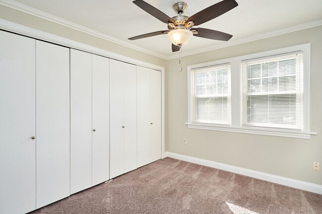 Building Photo - Renovated 3 bedroom 2 Bath home in Goodyea...