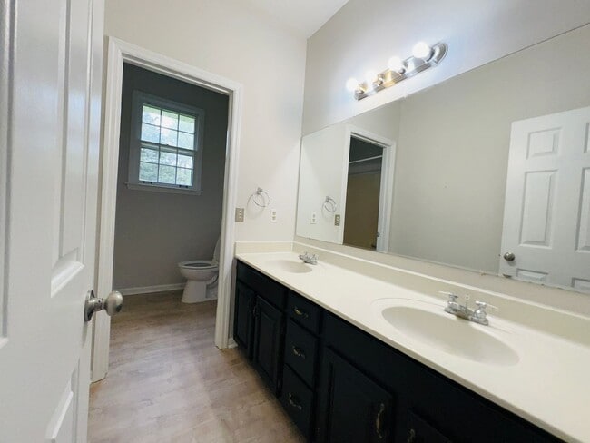 Building Photo - Newly Renovated Home on Quiet Neighborhood