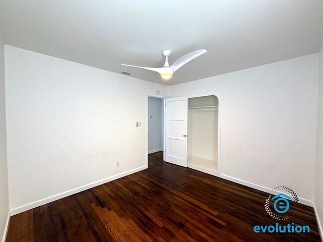 Building Photo - 843 Grove Ave
