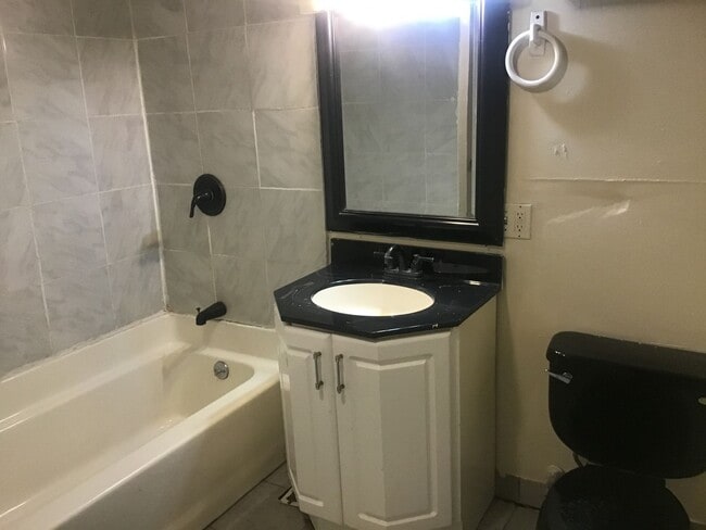 Building Photo - 4 Bedroom 1.5 bathroom Single Family Home