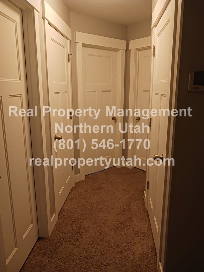 Building Photo - 3 Bed 2.5 Bath Townhome in West Haven Comi...