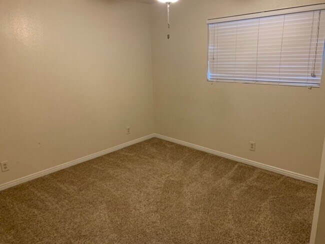 Building Photo - Downtown Townhome