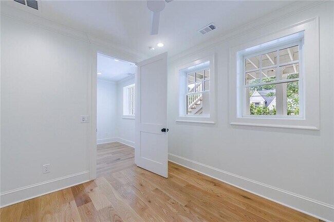 Building Photo - 2717 Skyland Dr NE