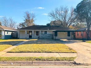 Building Photo - 5005 De Milo Dr