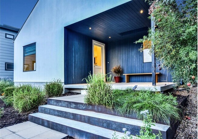 Primary Photo - 2308 1/2 E 9th St