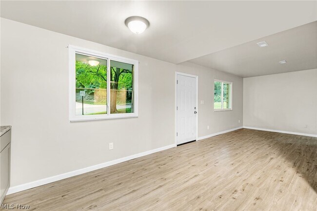 Building Photo - 167 N Seiberling St