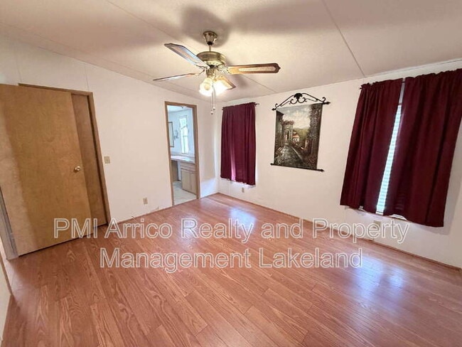 Building Photo - 1504 Valiant Dr