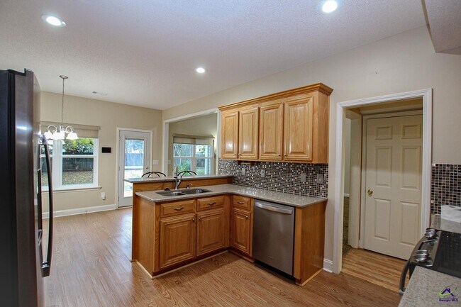 Building Photo - 221 Hummingbird Ln