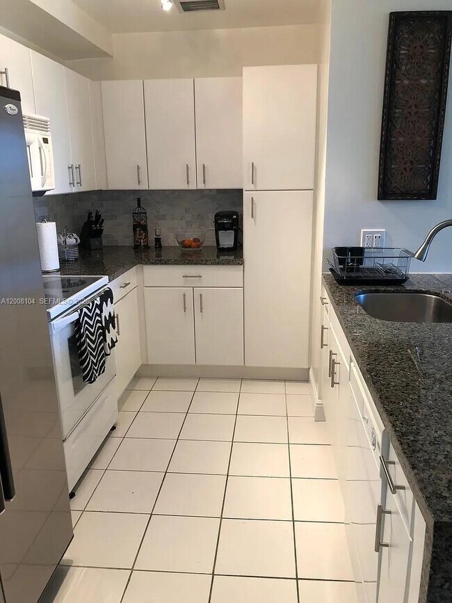 Building Photo - 2400 SW 27th Ave